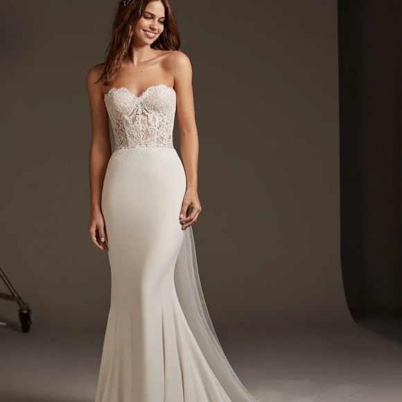 STUNNING Pronovias Wedding Dress Size 4 with alterations - Picture 5 of 14